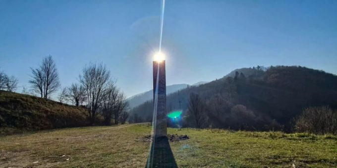 Mysteriöse Metallsäule in rumänischen Bergen wieder ...