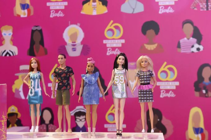 Mattel hat die Barbiepuppe erfunden. In den chinesischen Fabriken, wo Barbie aber hergestellt wird, existiert eine unangenehme Unternehmenskultur für Frauen. Barbie Mattel