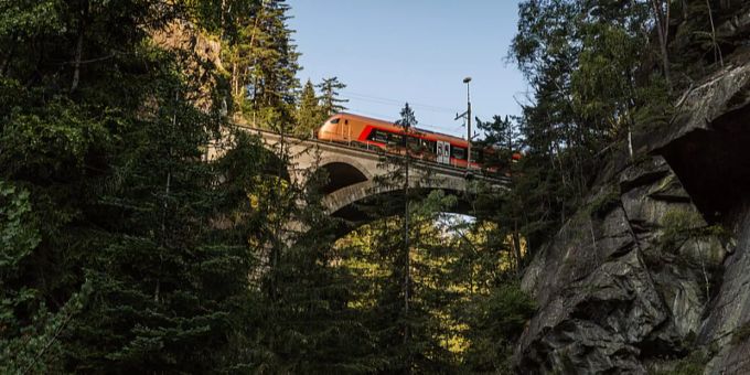 Ein Traverso der Südostbahn unterwegs auf der Strecke des Treno Gottardo bei Wassen. SOB
