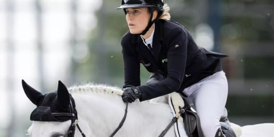 Janne-Friederike Meyer-Zimmermann auf ihrem Pferd Chesmu. Foto: Rolf Vennenbernd/dpa