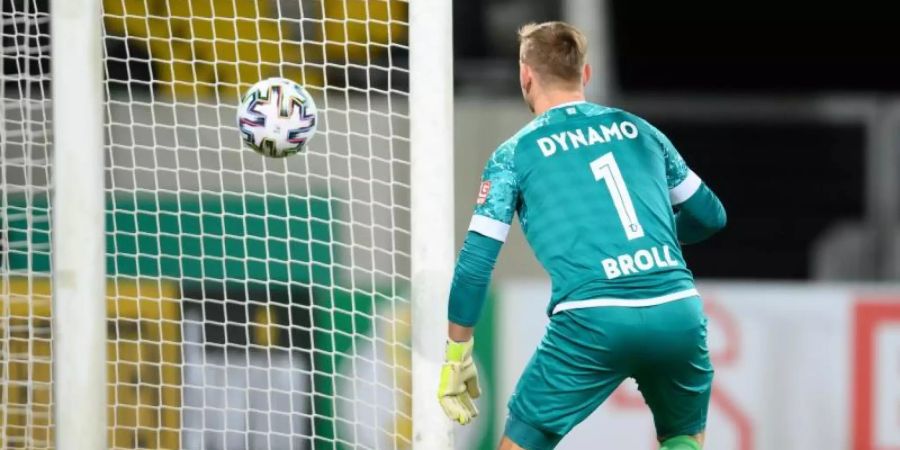 Dynamos Torwart Kevin Broll kann das Tor zum 0:1 nicht verhindern. Foto: Robert Michael/dpa-Zentralbild/dpa