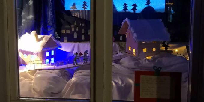 Weihnachtsfenster im Schulhaus Riedern.