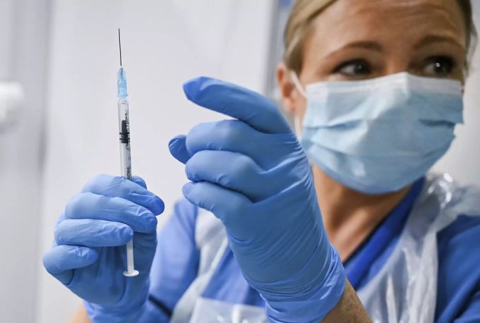 In der Schweiz werden zuerst besonders gefährdete Personen gegen das Coronavirus geimpft, danach das Gesundheitspersonal mit Patientenkontakt. Coronavirus Impfung