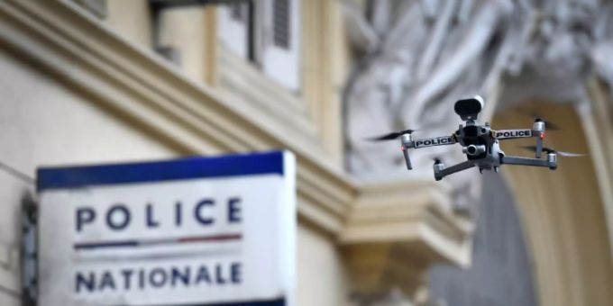 Eine Drohne nahe einer Polizeiwache in Frankreich Eine Drohne nahe einer Polizeiwache in Frankreich
