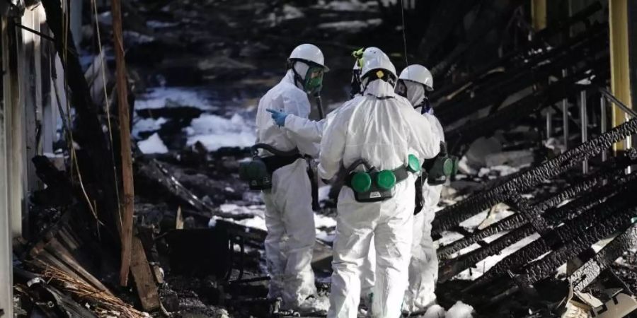 Ermittler der Polizei stehen in der ausgebrannten U-Bahn-Station Onkel Toms Hütte. Bei dem Brand waren rund 120 Feuerwehrleute im Einsatz. Foto: Michael Kappeler/dpa