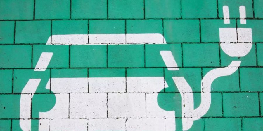 Ein Parkplatz mit einer Ladesäule für Elektroautos in der Region Hannover ist grün markiert. Foto: Julian Stratenschulte/dpa