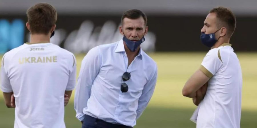 Durchlebt mit seinem Team unruhige Wochen: Ukraine-Coach Andrej Schewtschenko (M). Foto: Bernat Armangue/AP/dpa