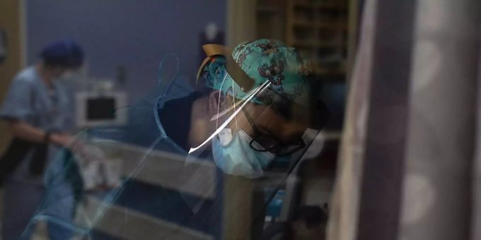 dpatopbilder - Eine Krankenschwester kümmert sich um ihren Covid-19-Patienten im St. Joseph Hospital in Kalifornien. Corona USA