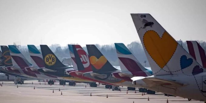 Flugzeuge der Lufthansa, Germanwings und Eurowings stehen auf dem Vorfeld des Flughafens Düsseldorf. Einen beispiellosen Corona-Schock hat die Luftfahrtindustrie erlitten. Foto: Federico Gambarini/dpa Flugzeuge der Lufthansa, Germanwings und Eurowings stehen auf dem Vorfeld des Flughafens Düsseldorf. Einen beispiellosen Corona-Schock hat die Luftfahrtindustrie erlitten. Foto: Federico Gambarini/dpa