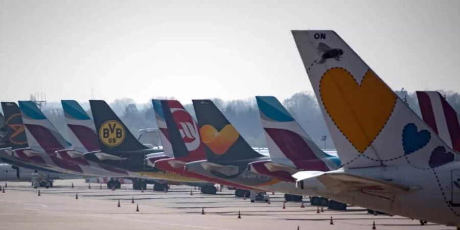 Flugzeuge der Lufthansa, Germanwings und Eurowings stehen auf dem Vorfeld des Flughafens Düsseldorf. Einen beispiellosen Corona-Schock hat die Luftfahrtindustrie erlitten. Foto: Federico Gambarini/dpa