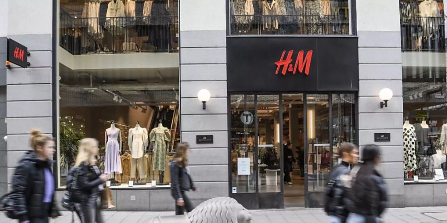 In der Schweiz waren die Läden im Herbst noch offen: Das half dem Modekonzern H&M, hierzulande blieben die Umsätze von September bis November mehr oder weniger stabil. (Themenbild)