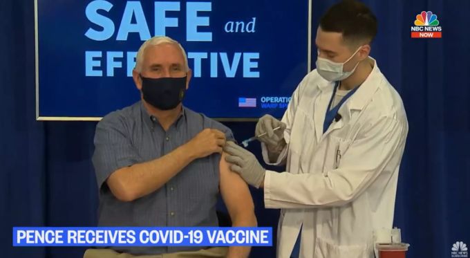 US-Vizepräsident Mike Pence erhält die erste Dosis seiner Corona-Impfung. coronavirus pence