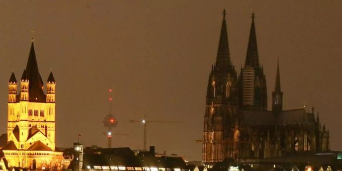 Die Beleuchtung des Kölner Doms ist in Köln kurzzeitig abgeschaltet. Statt Feuerwerk sollen die Kölner in diesem Jahr das Licht an und aus machen. Foto: Fredrik von Erichsen/dpa Die Beleuchtung des Kölner Doms ist in Köln kurzzeitig abgeschaltet. Statt Feuerwerk sollen die Kölner in diesem Jahr das Licht an und aus machen. Foto: Fredrik von Erichsen/dpa