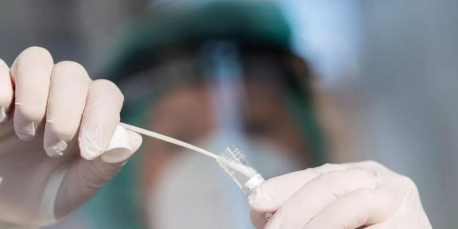 Ein Mitarbeiter in einer Corona-Teststelle in Nürtingen. Erstmals sind in Deutschland mehr als 30.000 neue Infektionen mit dem Coronavirus innerhalb eines einzigen Tages registriert worden. Foto: Tom Weller/dpa