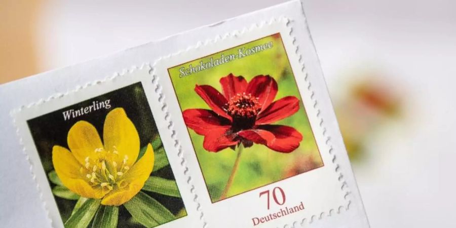 70-Cent und eine 10-Cent Briefmarke - diese Preise dürften bald der Vergangenheit angehören. Foto: Fabian Sommer/dpa