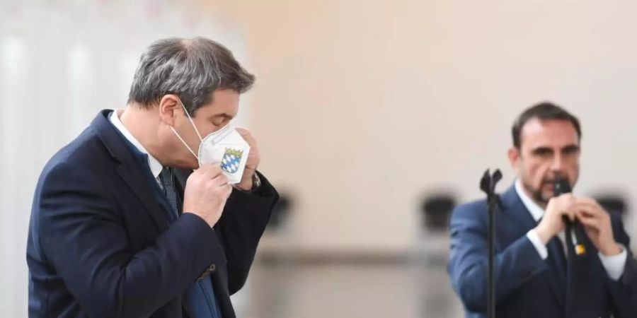 Markus Söder (CSU, l), bayerischer Ministerpräsident, bei der Besichtigung des neu eingerichteten Impfzentrums in der Messe München. Neben ihm spricht Klaus Holetschek, bisher Gesundheitsstaatssekretär, nun neuer Gesundheitsminister. Foto: Tobias Hase/dpa