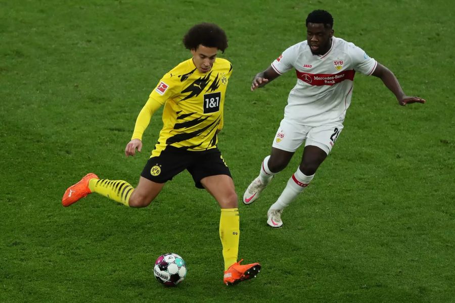 BVB-Mittelfeldakteur Axel Witsel (l.) behauptet den Ball gegen Orel Mangala (r.) vom VfB.