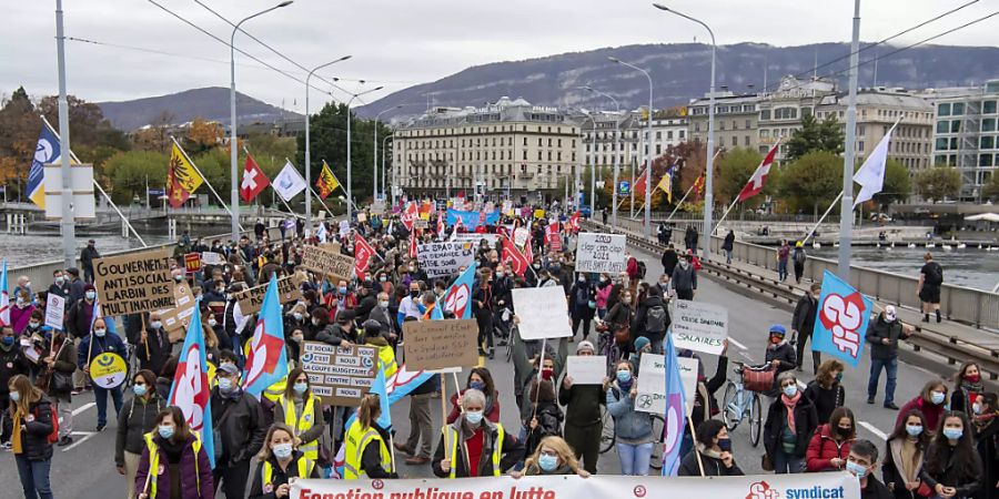 Das Genfer Staatspersonal ging am Donnerstag erneut in grosser Zahl auf die Strasse um gegen Lohnkürzungen zu protestieren.