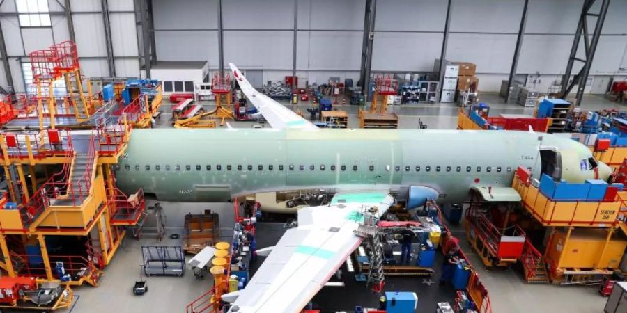 Wegen der Corona-Krise hat Airbus seine Flugzeugproduktion um rund 40 Prozent heruntergefahren und will bis kommenden Sommer rund 15.000 Arbeitsplätze abbauen. Foto: Christian Charisius/dpa