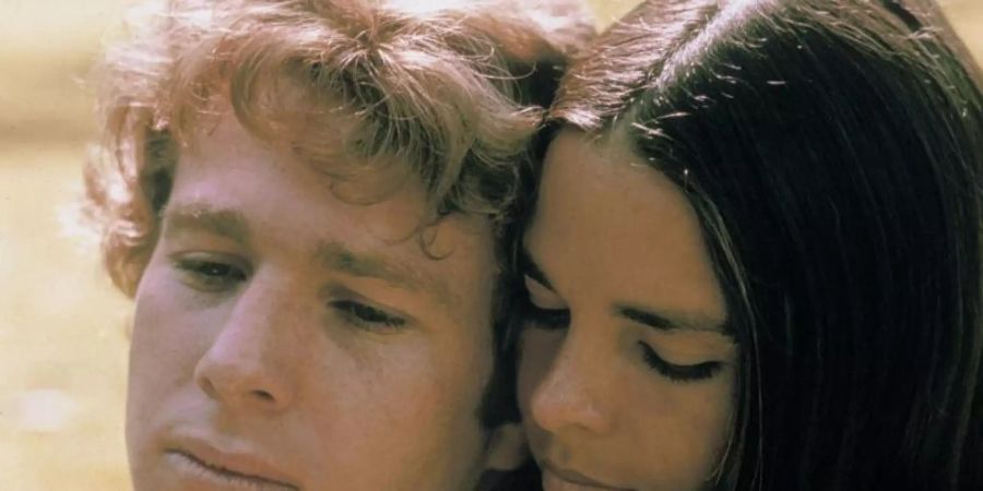 Liebe heisst, niemals um Verzeihung bitten zu müssen: Oliver (Ryan O'Neal) und Jennifer (Ali McGraw). Foto: -/Paramount Pictures/UNIVERSAL PICTURES/dpa
