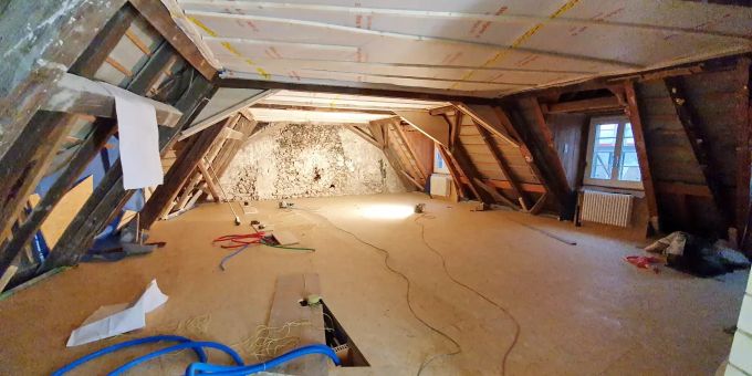 Die Rohbauarbeiten sind fertig. Jetzt läuft der Innenausbau. Sanierung