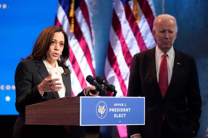Die angehende US-Vizepräsidentin Kamala Harris hält eine Rede; neben ihr US-Präsident Joe Biden. Joe Biden Kamala Harris