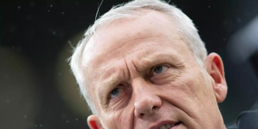 Hat eine klare Meinung zu Verschwörungstheorien: Freiburg-Coach Christian Streich. Foto: Tom Weller/dpa