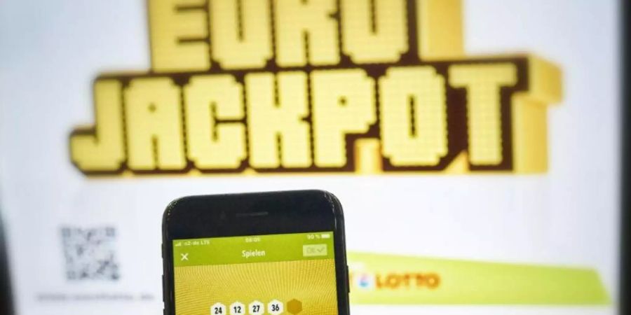 Seinen Spielschein hatte der Gewinner am vergangenen Dienstag abgegeben. Foto: Detlev Schlag/WestLotto/obs