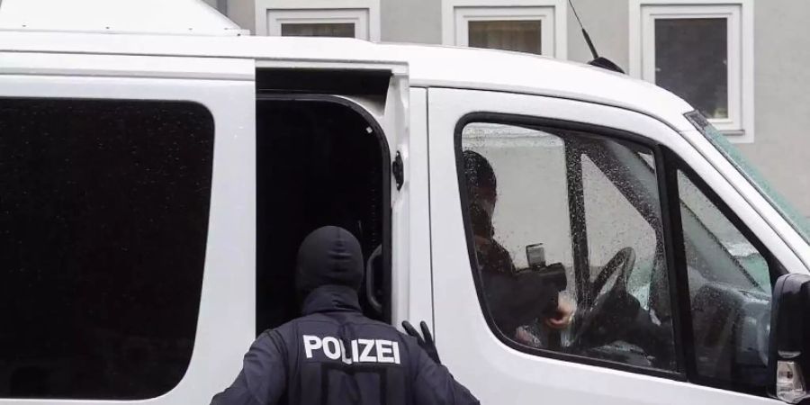 Einsatzkräfte der Bundespolizei stehen bei einem Einsatz in einem Wohngebiet in Salzgitter, Niedersachsen. Foto: Julian Stratenschulte/dpa