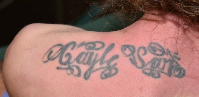 Dieses Tattoo befindet sich auf der Schulter der unbekannten Frau. tattoo