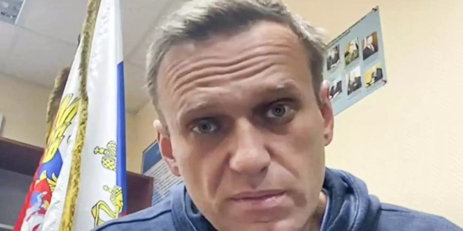 Der Kremlkritiker Alexej Nawalny wartet in einer Polizeistation im Moskauer Gebiet Chimki auf sein Schnellverfahren. Foto: --/Navalny Life/AP/dpa