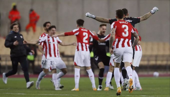 Spieler von Athletic Bilbao feiern den Supercup-Sieg. Bilbao