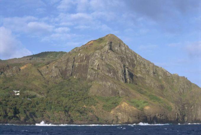 Die hüglige Landschaft einer der Pitcair-Inseln. pitcairn island