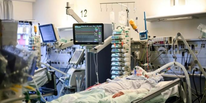 Ein Patient liegt in einem Bett auf der Intensivstation. (Symbolbild) Intensivstation