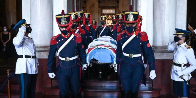 Der ehemalige argentinische Präsident, Carlos Menem, ist am Montag mit militärischen Ehren beigesetzt worden. Der ehemalige argentinische Präsident, Carlos Menem, ist am Montag mit militärischen Ehren beigesetzt worden.