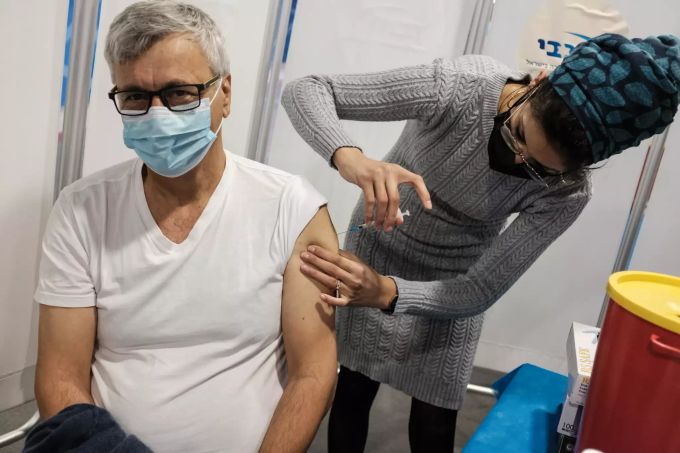 Ein Mann bekommt von einer Krankenschwester eine Corona-Impfung in der Pais Arena Jerusalem. Coronavirus