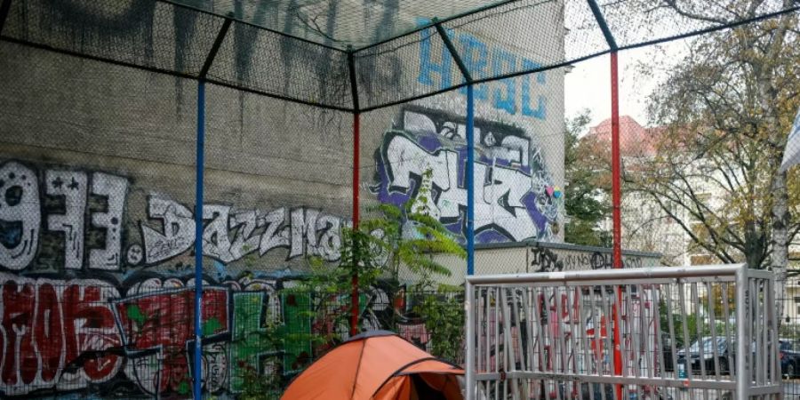 Zelt eines wohnunglosen Mannes in Berlin