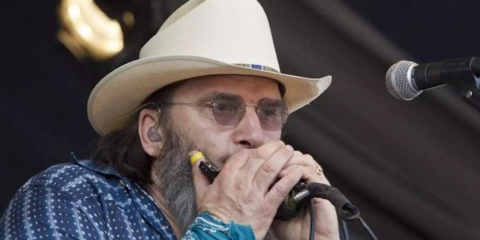 Steve Earle verabschiedet sich von seinem Sohn. Foto: Skip Bolen/EPA/dpa Steve Earle verabschiedet sich von seinem Sohn. Foto: Skip Bolen/EPA/dpa