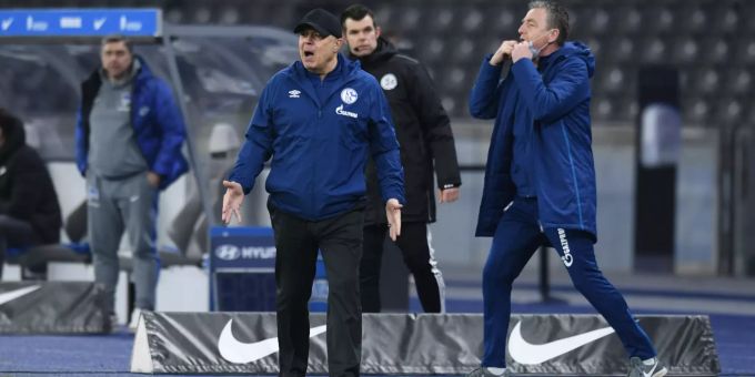 Christian Gross (vorne) verliert sein Debüt mit Schalke. Christian Gross