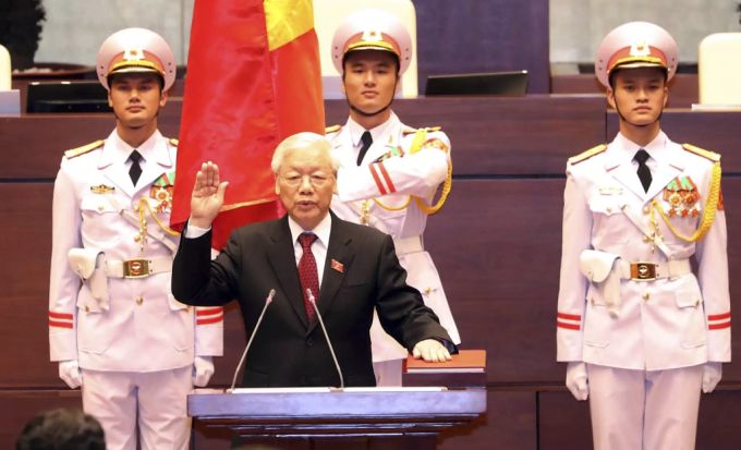 Der Generalsektretär der Kommunistischen Partei Vietnam, Nguyen Phu Trong, wird als Staatspräsident vereidigt. Vietnam