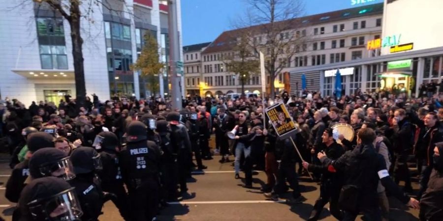 Die allermeisten Teilnehmer der Demo trugen keine Schutzmaske und hielten sich auch nicht an die Abstandsregeln. Foto: Sebastian Willnow/dpa-Zentralbild/dpa