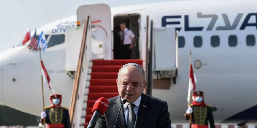 HANDOUT - Meir Ben-Shabbat, nationaler Sicherheitsberater von Israel, spricht nach der Ladung auf dem internationalen Flughafen in Bahrain. Grund des Besuchs war eine Festigung neuer diplomatischer Beziehungen mit Bahrain. Foto: Haim Zach/GPO/dpa - ACHTUNG: Nur zur redaktionellen Verwendung und nur mit vollständiger Nennung des vorstehenden Credits