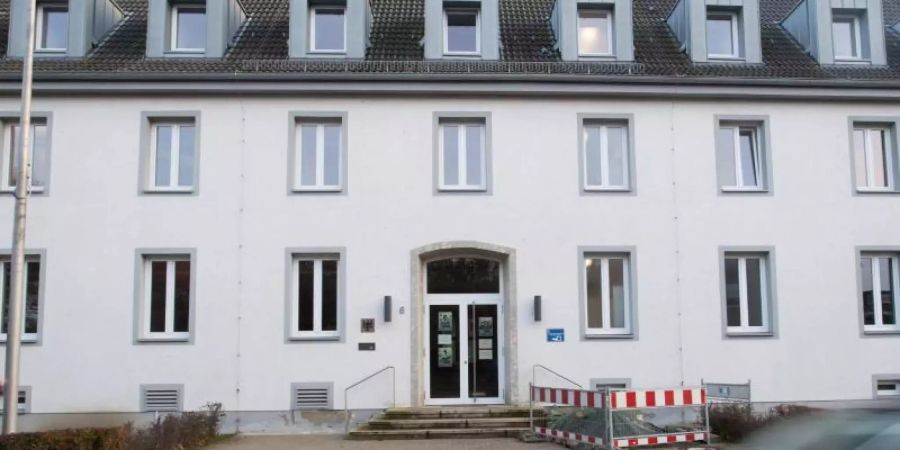 Das Zollamt in Emmerich am Rhein. Bei einem spektakulären Einbruchscoup in Emmerich am Niederrhein haben vier Männer rund 6,5 Millionen Euro erbeutet. Die Täter entkamen, bisher gibt es keine heisse Spur. Foto: Federico Gambarini/dpa