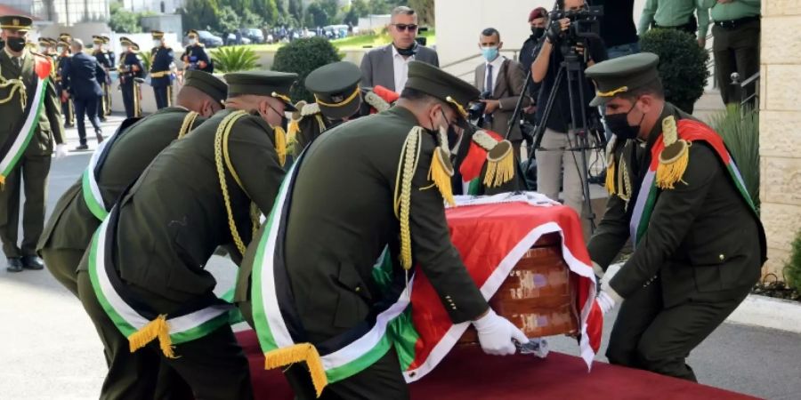 Erakats Sarg bei der Trauerfeier in Ramallah