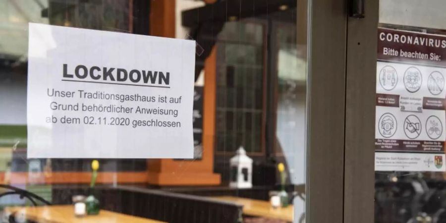 Nach dem jüngsten Beschluss von Bund und Ländern wird es im Einzelhandel so schnell keine Lockerungen geben. Auch Hotels und Restaurants bleiben vorerst geschlossen. Foto: Boris Roessler/dpa