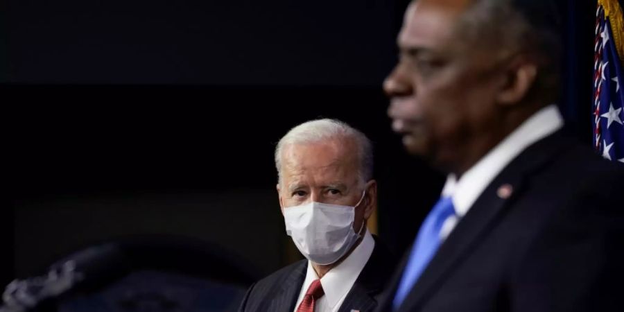 US-Präsident Biden (l.) und Verteidigungsminister Austin