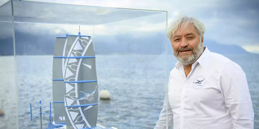 Der Schweizer Segler Yvan Bourgnon posiert am Genfersee mit dem Modell des Hochseekatamarans Manta. Das Schiff soll ab 2024 grosse Mengen an Plastik aus den Weltmeeren fischen und recyclen. Der 49-Jährige hat zahlreiche Bücher über seine Abenteuer geschrieben und wohnt heute in Saint-Blaise NE.