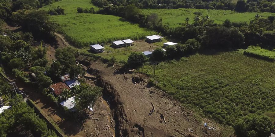 Bei einem Erdrutsch nahe der Ortschaft Nejapa in El Salvador sind zahlreiche Menschen verletzt worden.