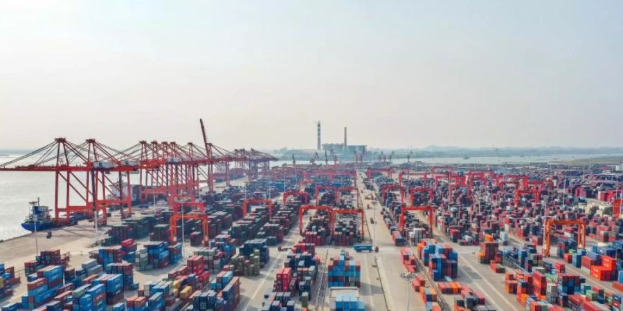 Container stehen im Hafen von Qinzhou. Vor allem anziehende Geschäfte in China stützen Deutschlands Exporteure in der Corona-Krise. Foto: Xu Zhiyan/XinHua/dpa