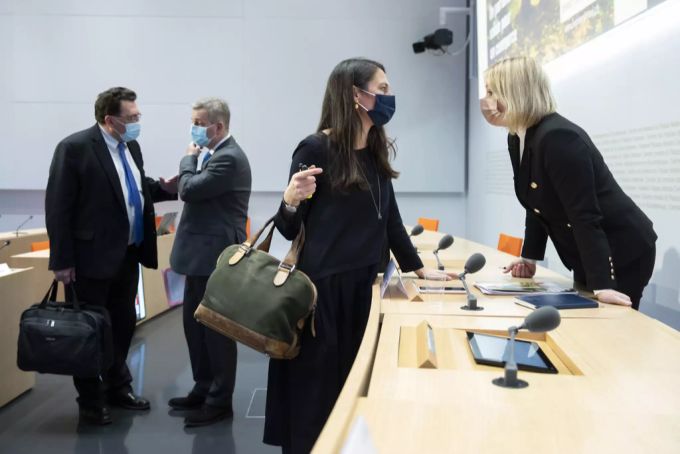 Elisabeth Schneider-Schneiter, Nationalrätin, (Die Mitte/BL), vorne rechts, diskutiert mit Tiana Angelina Moser, Nationalrätin (GLP/ZH), und Marco Chiesa, Ständerat (SVP/TI), hinten rechts, Freihandelsabkommen Indonesien